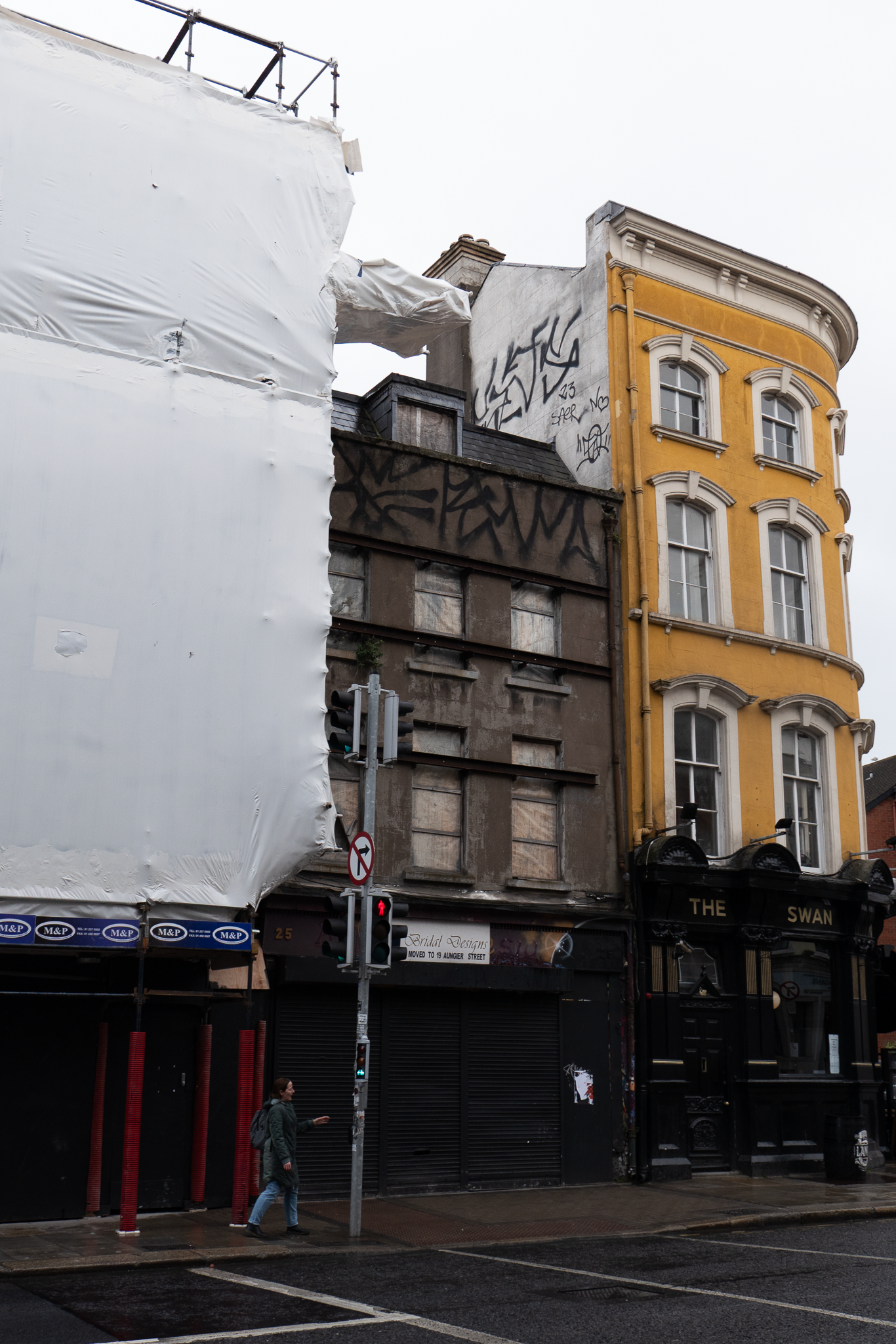 Exterior view of 25 and 22-24 Aungier St.