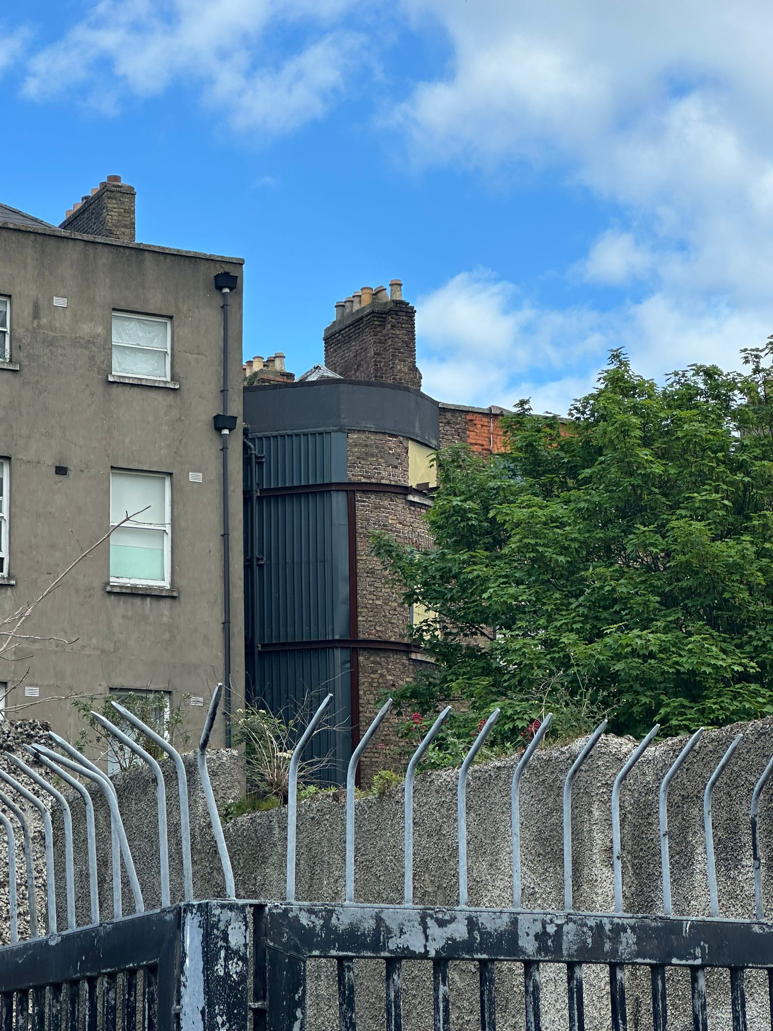 Rear wall of 30 Frederick St. North. Notable is the steel structural repair trusses that were inserted after the wall's partial collapse in 2015.